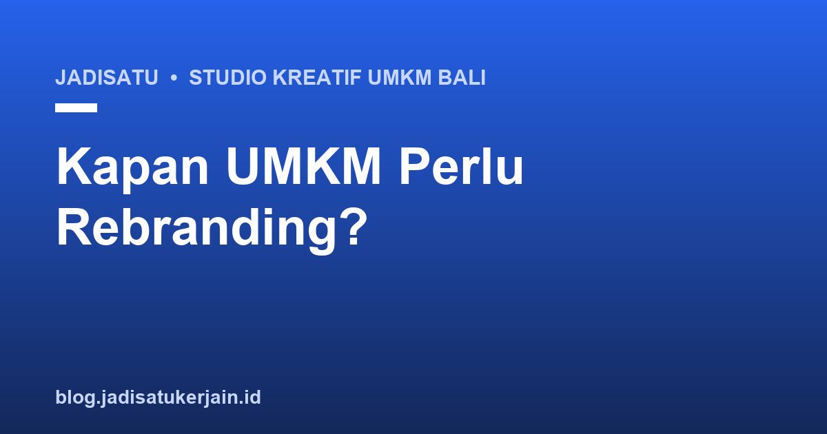 Pemilik UMKM Bali menimbang kapan rebranding UMKM dengan sketsa logo lama dan baru di meja kerja